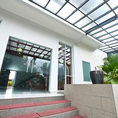 Front One Hotel Pasir Koja Bandung Kültér fotó