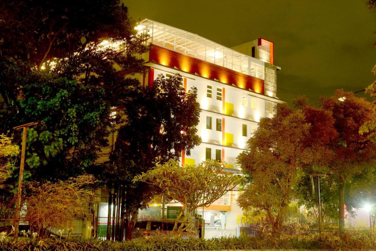 Front One Hotel Pasir Koja Bandung Kültér fotó