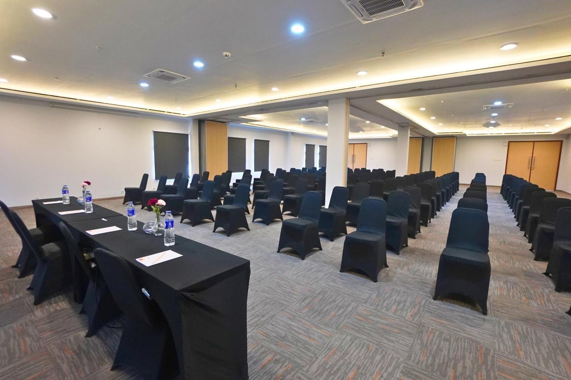 Front One Hotel Pasir Koja Bandung Kültér fotó
