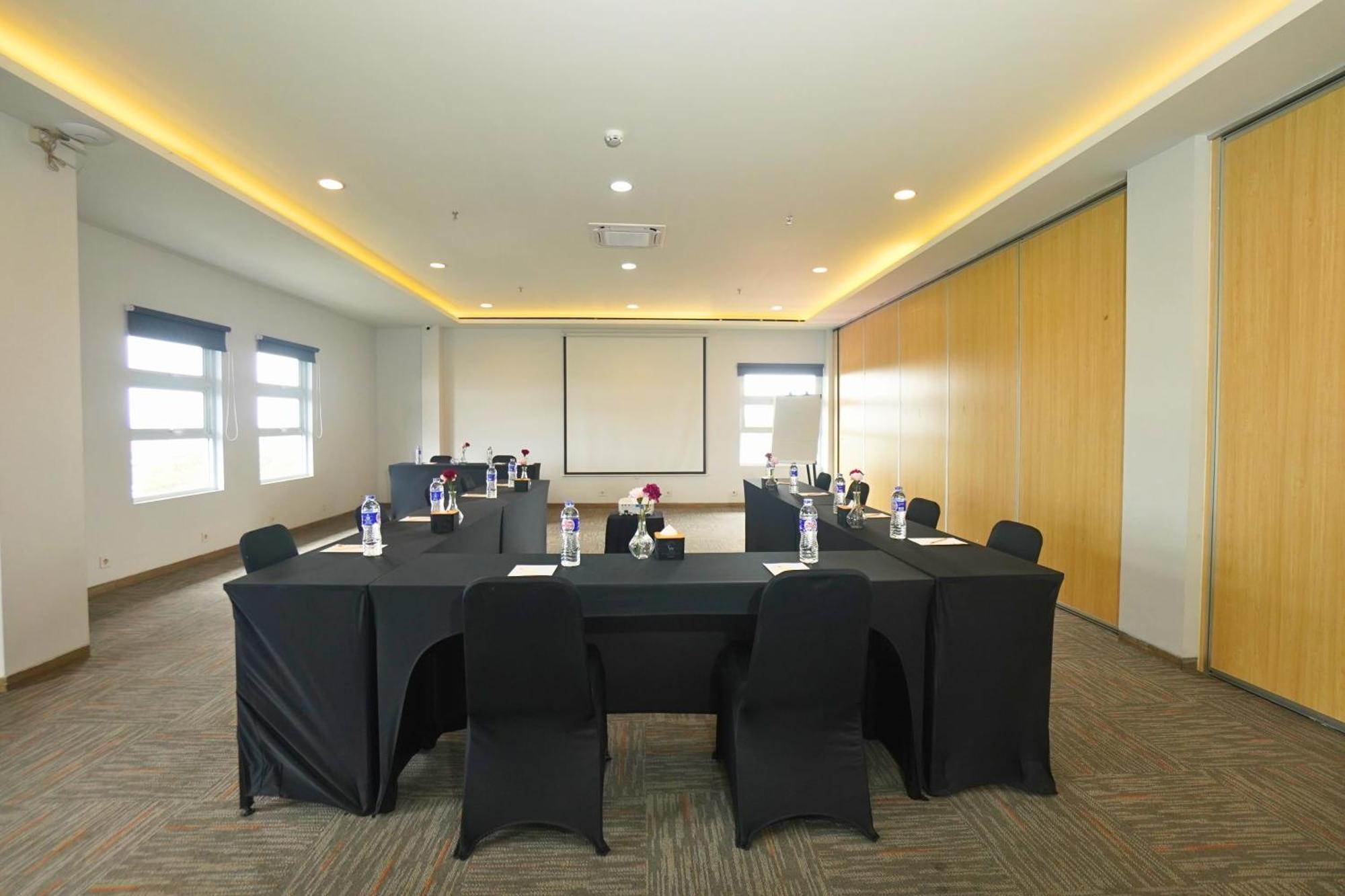 Front One Hotel Pasir Koja Bandung Kültér fotó