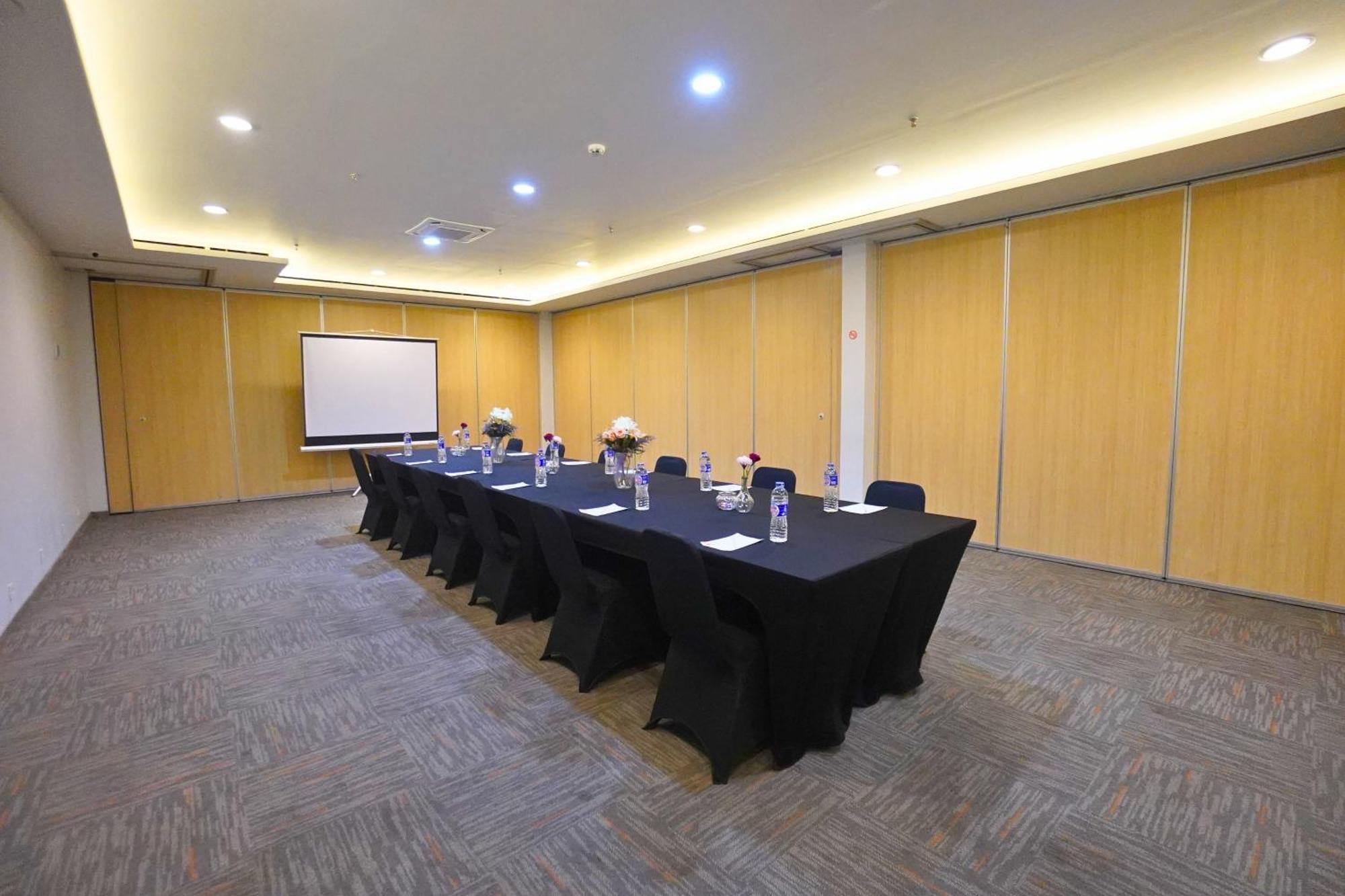 Front One Hotel Pasir Koja Bandung Kültér fotó