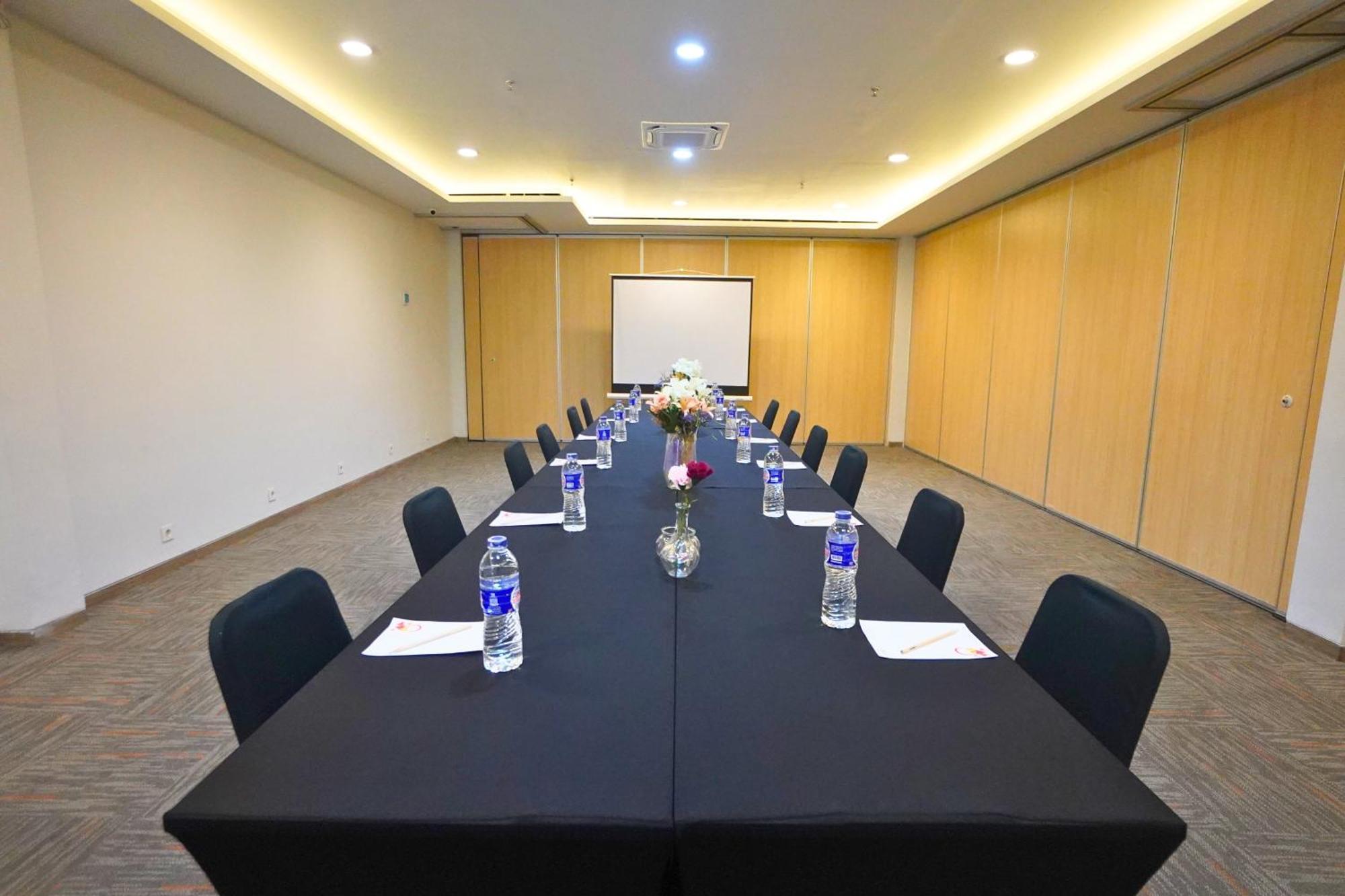 Front One Hotel Pasir Koja Bandung Kültér fotó