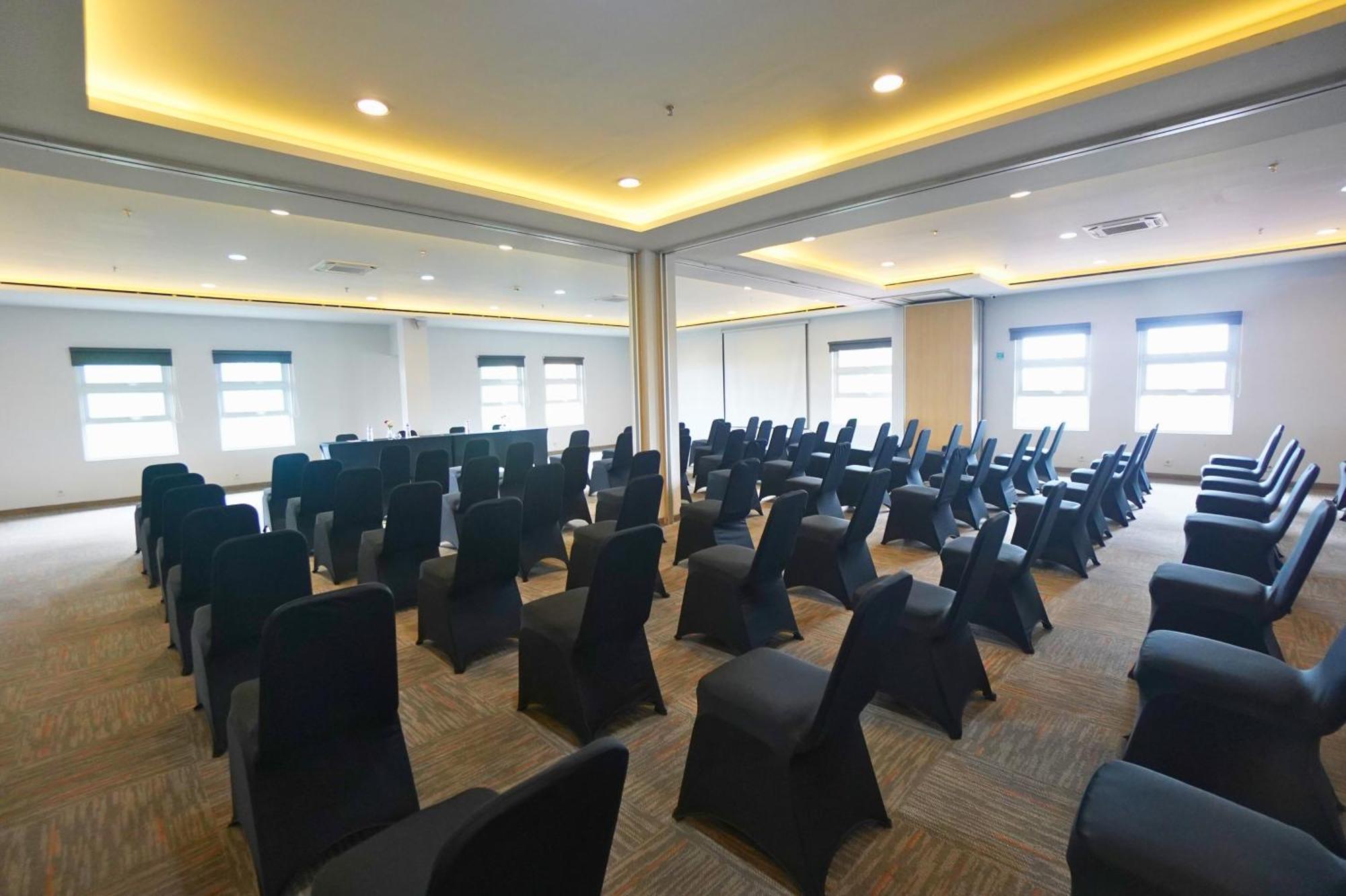 Front One Hotel Pasir Koja Bandung Kültér fotó