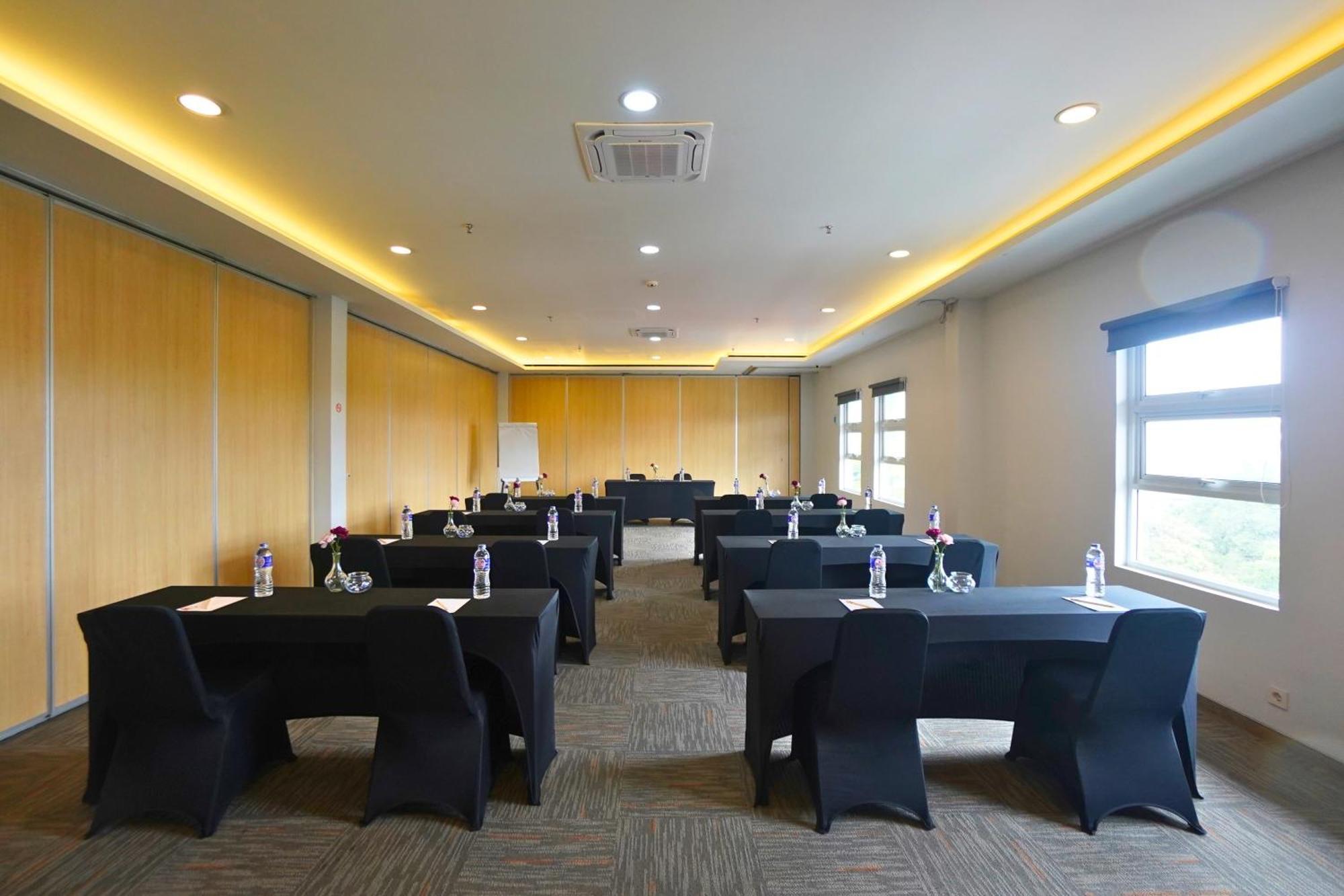 Front One Hotel Pasir Koja Bandung Kültér fotó