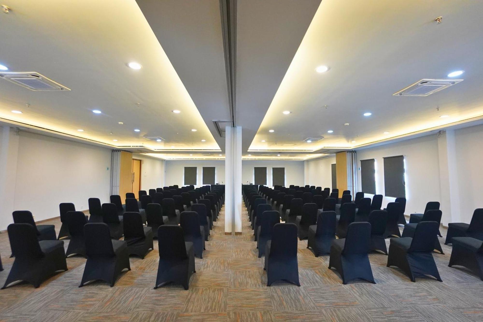 Front One Hotel Pasir Koja Bandung Kültér fotó